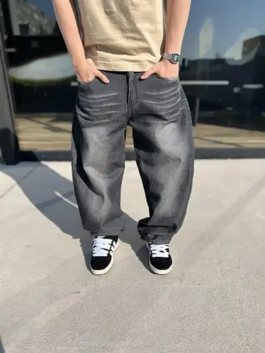 Vaqueros Modelo Baggy gris